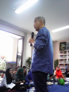 Posisinya saya di belakang Narasumber 