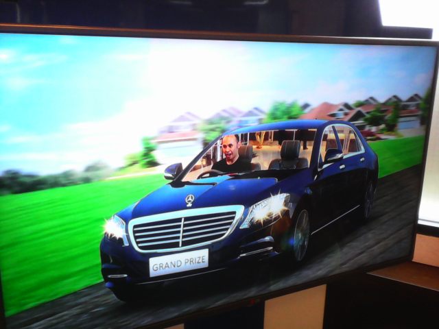 Tuh, saya bisa naik mobil yang jadi hadiah utama
