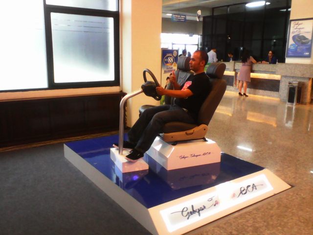 Dan ternyata saya hanya duduk Saja.  Ingat : Ini Bukan Mainan Anak-anak, Ini Teknologi Augmented Reality 