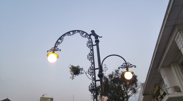 lampu yang menghiasi sore di Bandung