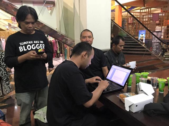 Sibuk sendiri  foto via  kaos Gurita 