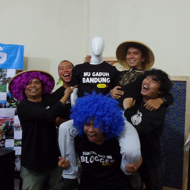 Berpose gila (ala ganteng-ganteng blogger)  foto via Sandra 