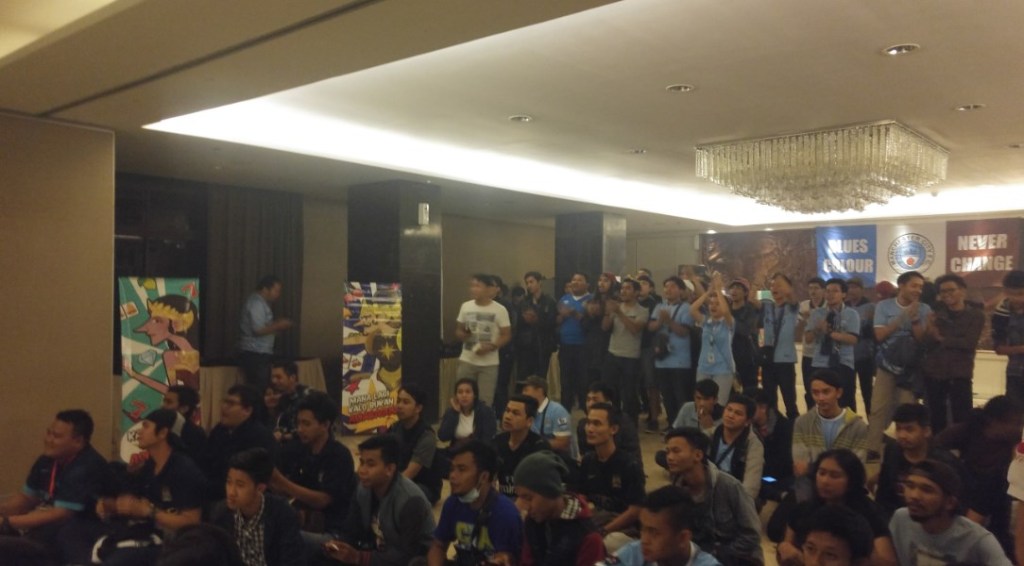 Bagian belakang rajin menyanyikan chant