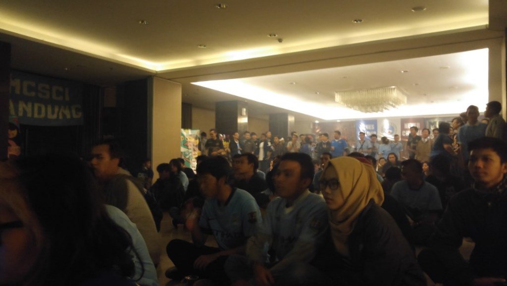 Ramai dan nonton dengan muka serius