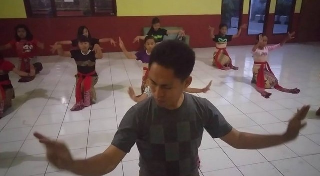 Kang Iwan sedang mengajarkan tari 