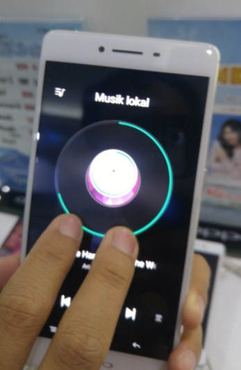 Pengaturan suara yang lebih mudah dengan kedua jari