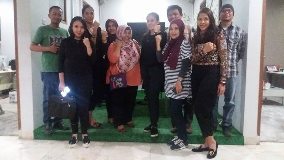 Lygia bersama kawan-kawan Uplek berfoto bersama Wulan Guritno 