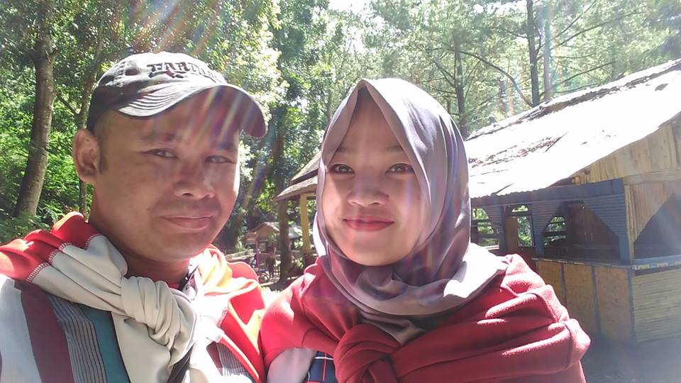 Saya dan Istri ketika jalan-jalan di Taman Hutan Raya Dago